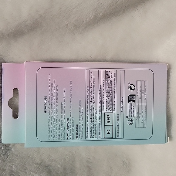 NIB DIY Press-On Nails - Picture 2 of 3